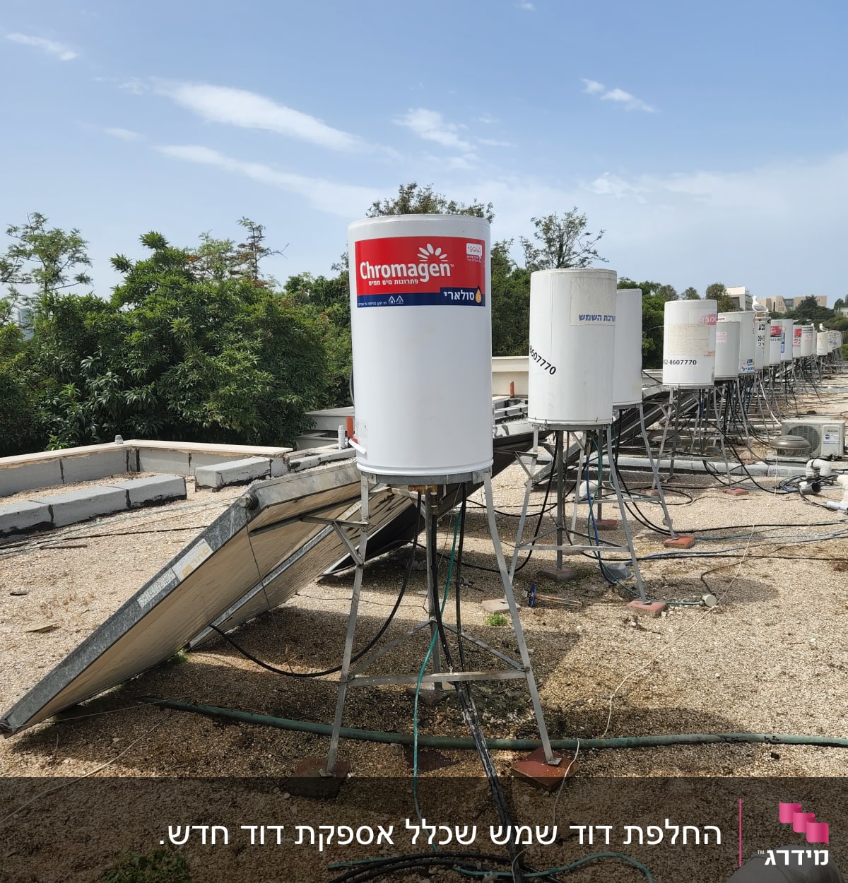 דודי שמש על גג עם קולטים ומיכלים